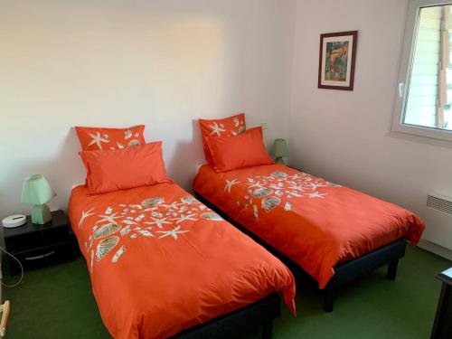 - 2 lits installés l'un à côté de l'autre dans une chambre dans l'établissement Ninou Cap Sud, terrasse vue mer, appt lumineux 66m2, à Wimereux