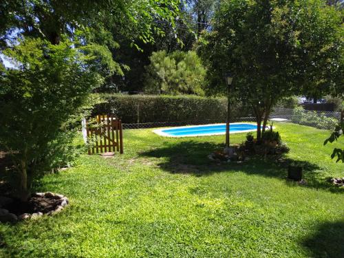 einen Hof mit Pool im Gras in der Unterkunft RINCÓN SERENO... Un lugar para disfrutar.... in Villa General Belgrano