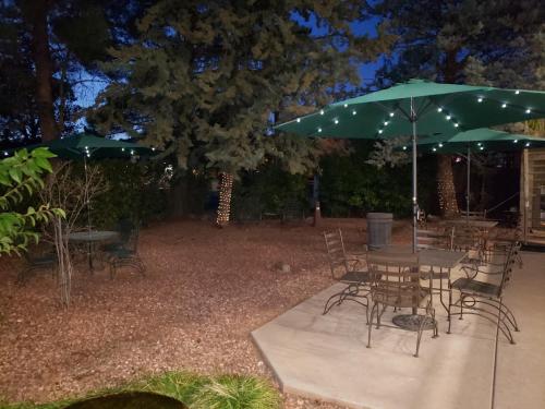 Κήπος έξω από το Baby Quail Inn