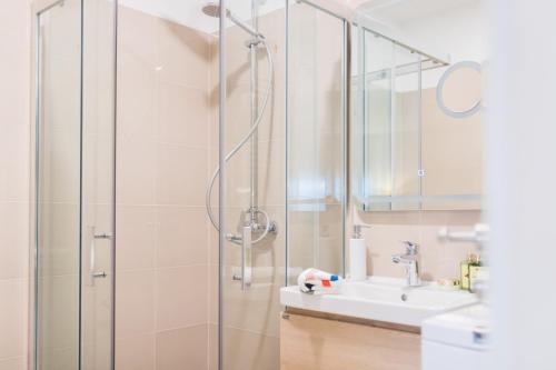 Apartment Ema في زادار: حمام مزود بدش ومغسلة