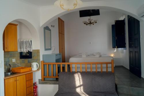 una piccola cucina con un letto in una camera di Coral Apartments a Karavostasi