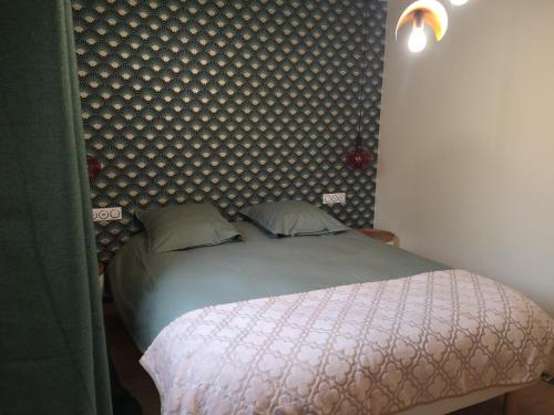 Łóżko lub łóżka w pokoju w obiekcie La cachette d'Anne-Charlotte (jardin, parking dans la campagne Honfleuraise)