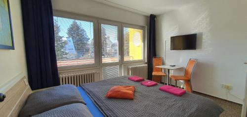 een slaapkamer met een bed met 2 kussens erop bij M-Tourist in Praag