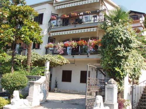 un edificio con un balcón con flores. en Apartment Mira, en Rijeka