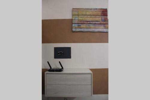 una scrivania in una stanza con un dipinto sul muro di Casa Chanoux a Torino