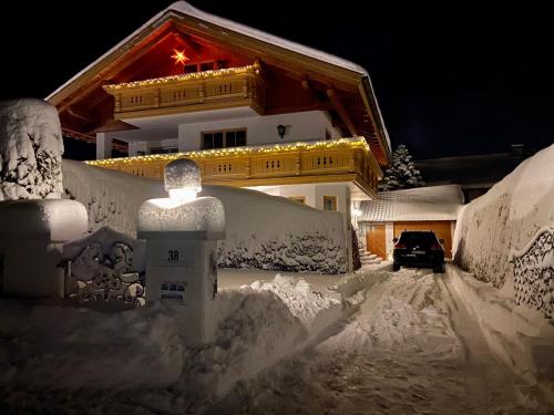 Φωτογραφία από το άλμπουμ του Ferienwohnung Bergblick für 11 Personen σε Unterammergau
