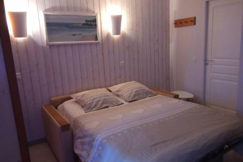 Säng eller sängar i ett rum på Studio lumineux idéalement situé (golf et plage).