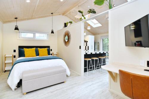 1 dormitorio con 1 cama extragrande y cocina en Aspen Studio - Christchurch Holiday Homes en Christchurch