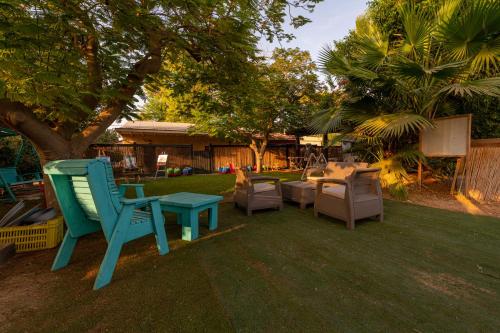 a group of chairs and tables in a yard at רגע ערבה in ‘En Yahav