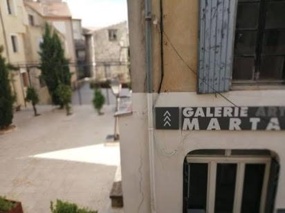 a street sign on the side of a building at LE SPA INSOLITE DE MALAUCENE in Malaucène