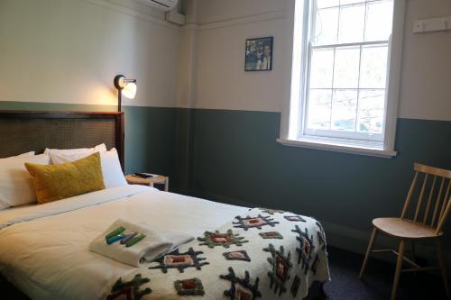 מיטה או מיטות בחדר ב-Darlo Bar Darlinghurst