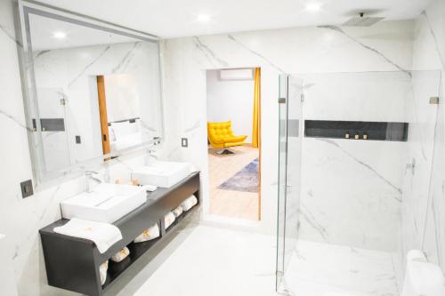 a bathroom with two sinks and a shower at Ramë Hotel Boutique in Guadalajara