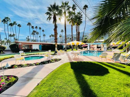 Gallery image of A PLACE IN THE SUN Hotel - ADULTS ONLY Big Units, Privacy Gardens & Heated Pool & Spa in 1 Acre Park Prime Location, PET Friendly, TOP Midcentury Modern Boutique Hotel in Palm Springs