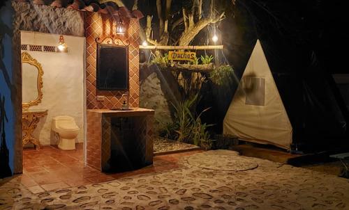um quarto com uma casa de banho com WC e uma tenda em Cabañas VILLA PAOLA em Rivera
