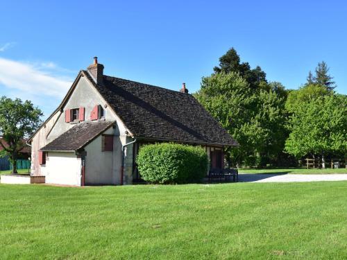 una pequeña casa con un césped verde delante de ella en Holiday home with garden, en Fontainejean