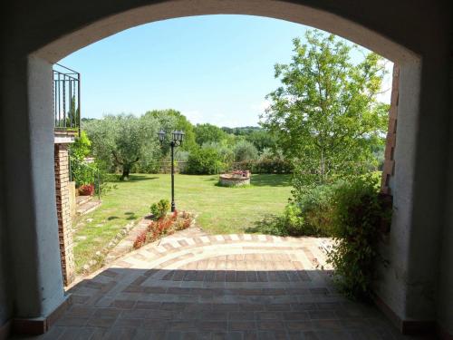 an archway leading into a yard with a garden at Apartment in Sabina with Panoramic Views in Selci