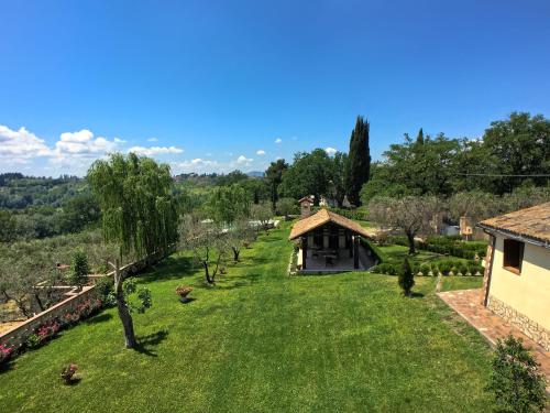 a view of the garden from the house at Apartment in Sabina with Panoramic Views in Selci