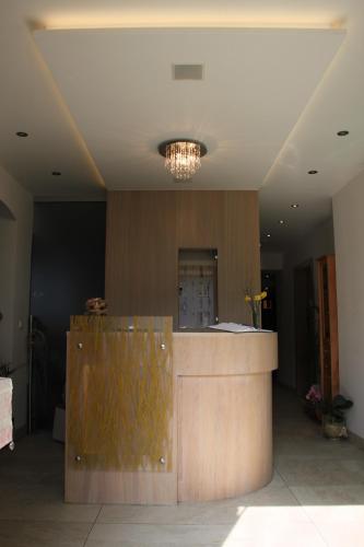 a lobby with a counter in a room at Gasthof-Pension Zum Haugstein - Familie Eder in Engelhartszell