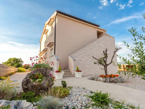 Zdjęcie z galerii obiektu Lavish Apartment in Omi alj with Rooftop Terrace w mieście Omišalj