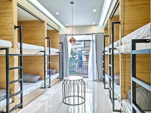 Una cama o camas cuchetas en una habitación  de Hong Hao Hostel and Motorbikes