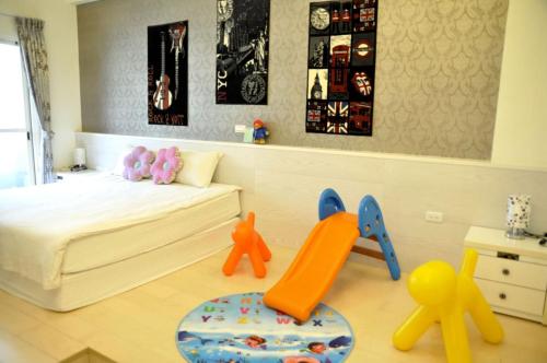 a bedroom with a bed and some toy animals in it at Sky Bird Garden B&B in Wujie