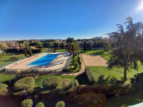 an overhead view of a swimming pool in a park at Appartement 3P Résidence La Napoule Village Plage in Mandelieu-la-Napoule