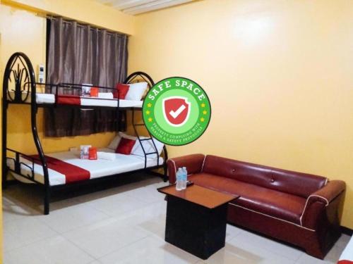 - un salon avec 2 lits superposés et un canapé dans l'établissement RedDoorz near Baclay Drive Super Metro, à Cebu