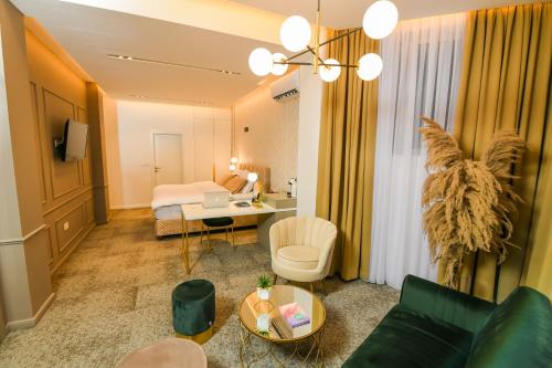 PrnjavorにあるHotel City Viewのベッドとリビングルームがあるホテルの部屋