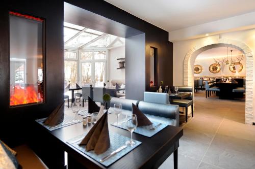 a dining room with a table with wine glasses on it at Van der Valk Golfhotel Serrahn - Adult Only in Serrahn