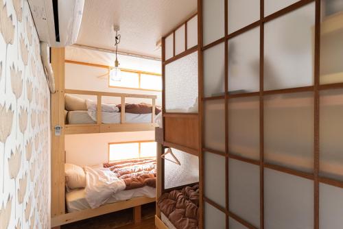 Tempat tidur susun dalam kamar di Guesthouse & Kitchen Hace