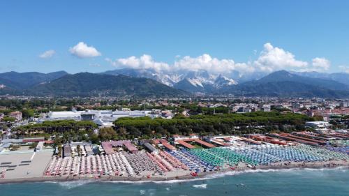 een luchtzicht op een strand met een resort bij Nonna Piera in Marina di Carrara