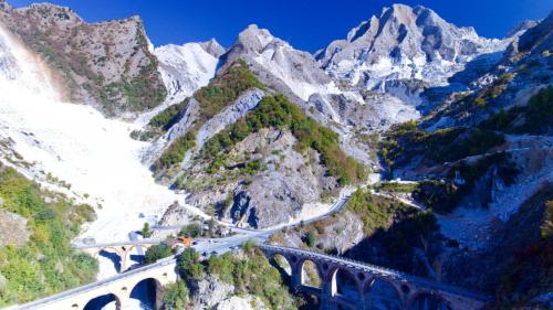 een brug in de bergen met een berg bij Nonna Piera in Marina di Carrara