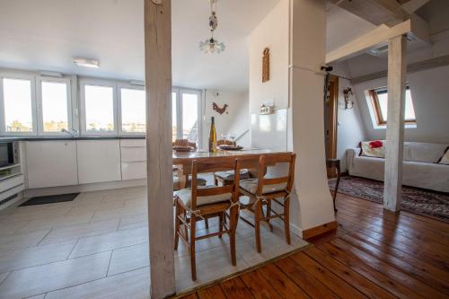 une cuisine et une salle à manger avec une table et des chaises dans l'établissement au-dessus du jardin appartement climatisé, à Eckbolsheim