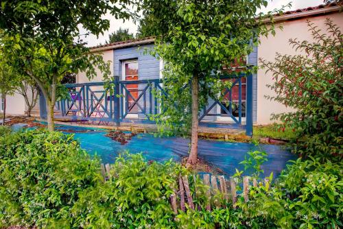 萊瑟佩瑟的住宿－Olydea Les Epesses，前面有蓝色油漆的房子