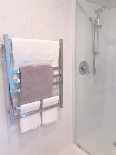 Bilik mandi di Bright Eden Park two bed townhouse private parking