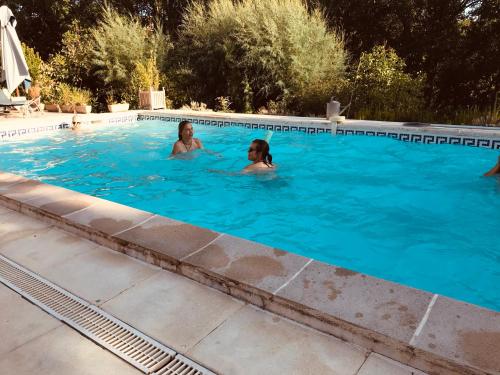 
The swimming pool at or near La Maison de Catherine et Thierry
