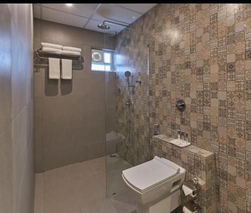 Regenta INN Grand Koramangala by Royal Orchid Hotels tesisinde bir banyo