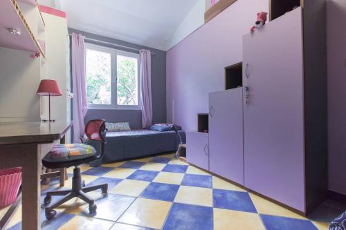 a room with a bed and a desk and a chair at Villa élégante à Saint-Paul avec piscine privée ouverte toute l'année in Saint-Paul