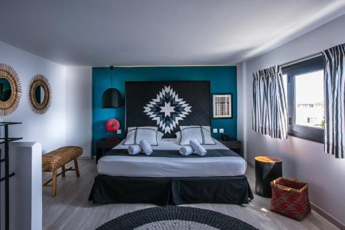 ヘルソニソスにあるIndigo Innの青い壁のベッドルーム1室(大型ベッド1台付)