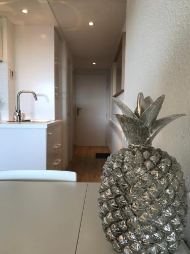 un ananas assis au-dessus d'un comptoir de cuisine dans l'établissement Résidence Les Terrasses du Mirage - Duplex vue mer, à Bormes-les-Mimosas
