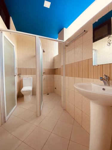 a bathroom with a toilet and a sink at Cerca Parola Beach Resort in Malabrigo