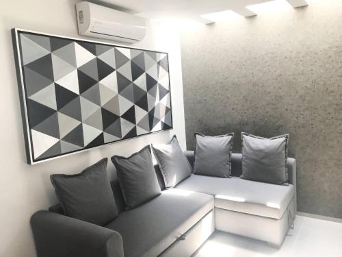 a living room with a couch and a painting at Luxury house with all the amenities Gym Seg Aa cal Pool Tv Wifi in Querétaro