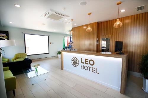 eine Lobby eines Hotels mit einer Rezeption in der Unterkunft Hotel Leo in Monesterio