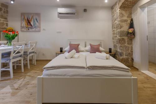 Postel nebo postele na pokoji v ubytování Stara Kala Varos Apartment