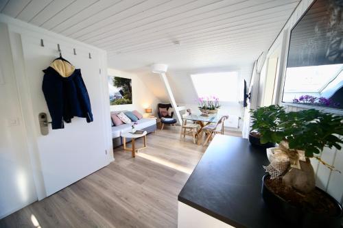 ein Wohnzimmer mit einem Sofa und einem Tisch in der Unterkunft ALP APARTMENTS centre location with traditional design and self check-in in Engelberg