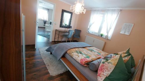 - une petite chambre avec un lit et une salle de bains dans l'établissement Wohlfühlzeit im Zittauer Gebirge, à Zittau