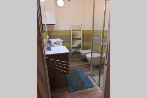 een badkamer met een toilet en een wastafel bij Sea Lovers Italy Apartment in Porto Recanati