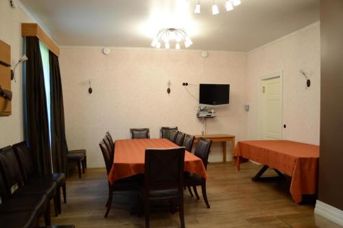 d'une salle à manger avec 2 tables, 2 chaises et une télévision. dans l'établissement RMK Lodja Jahimaja, à Pärnu