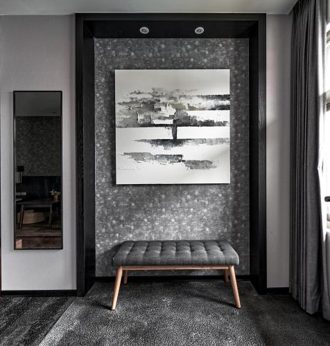 a living room with a bench and a picture at Yen Hotspring in Ruisui