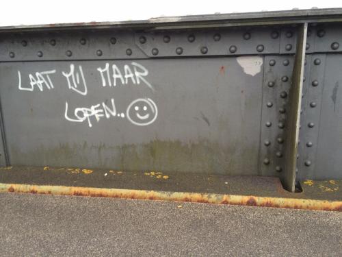 a wall with white graffiti on it at Hanzestadslogement "De Leeuw", logies in het centrum van Deventer in Deventer
